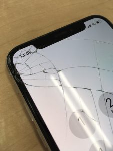 iPhone XS　ガラス割れ状況2